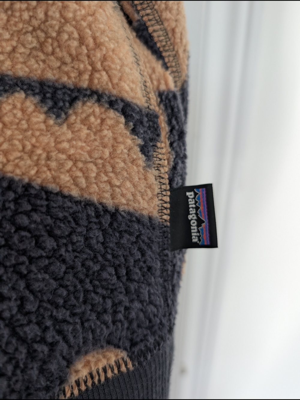 Patagonia Men's Black and Tan Fleece Crewneck Sweatshirt (Reversible!) - Picture 3 of 4
